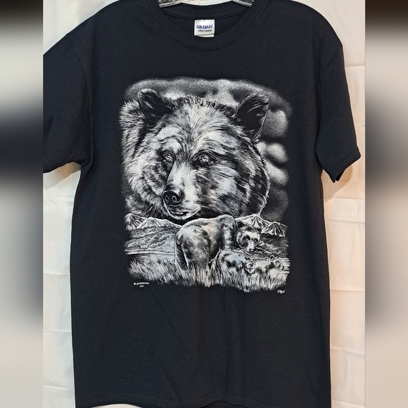 Gildan Other - Bears in Wilderness  Men's Short Sleeve Graphic T-shirt Black White Size Medium
